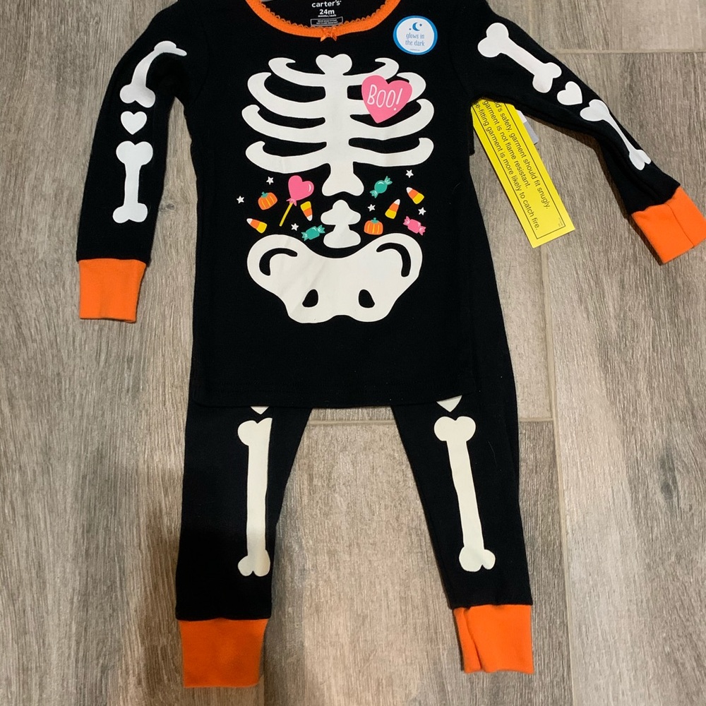 Glows in the dark Skeleton PJ 🎃Brand New🎃24m